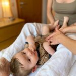 Nadja Stenzl beim Ausüben einer Tuina Massage an einem Kleinkind in Begleitung von desses Mutter.